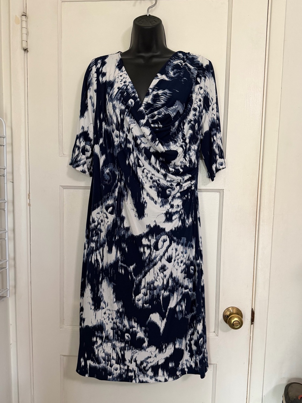 Roz & Ali Navy and White Draped V-Neck Dress 👗